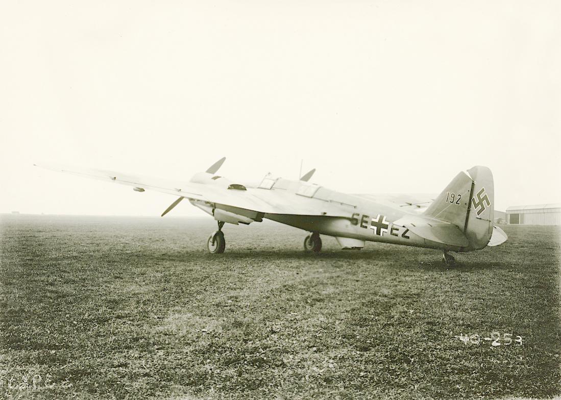 Naam: Foto 530. 'SE+EZ'. Buitgemaakte Tsjechische Avia B.71B, Werknr. B-71.192 (licentiebouw Tupolev S.jpg
Bekeken: 1326
Grootte: 139,9 KB
