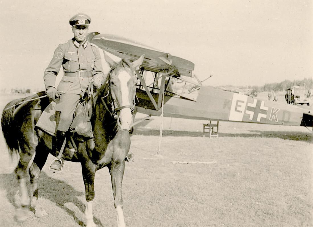 Naam: Foto 536. 'KE+KD'. Fieseler Fi.156 Storch en paard met ruiter. 1100 breed.jpg
Bekeken: 1148
Grootte: 109,9 KB