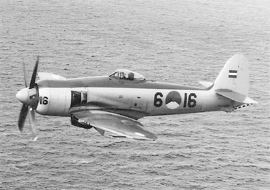 Naam: #352. '6-16' (= 'F-16', eerder 'J-16'). Hawker Seafury FB.Mk.60. 1100 breed.jpg
Bekeken: 2204
Grootte: 165,3 KB