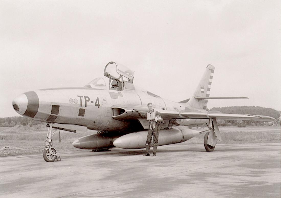 Naam: Foto 228. 'TP-4'. Republic RF-84F Thunderflash. 1100 breed.jpg
Bekeken: 1150
Grootte: 73,4 KB