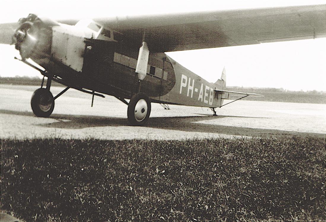 Naam: Foto 329. PH-AEB. Fokker F.VIIa. 1100 breed.jpg
Bekeken: 1318
Grootte: 149,7 KB