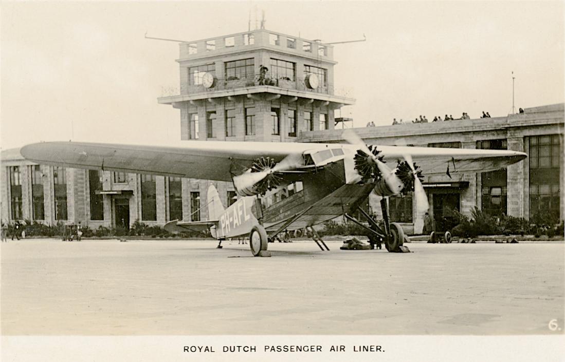 Naam: Kaart 823. Fokker F.XII PH-AFL 'Leeuwerik' op Croydon. 1100 breed.jpg
Bekeken: 802
Grootte: 88,2 KB