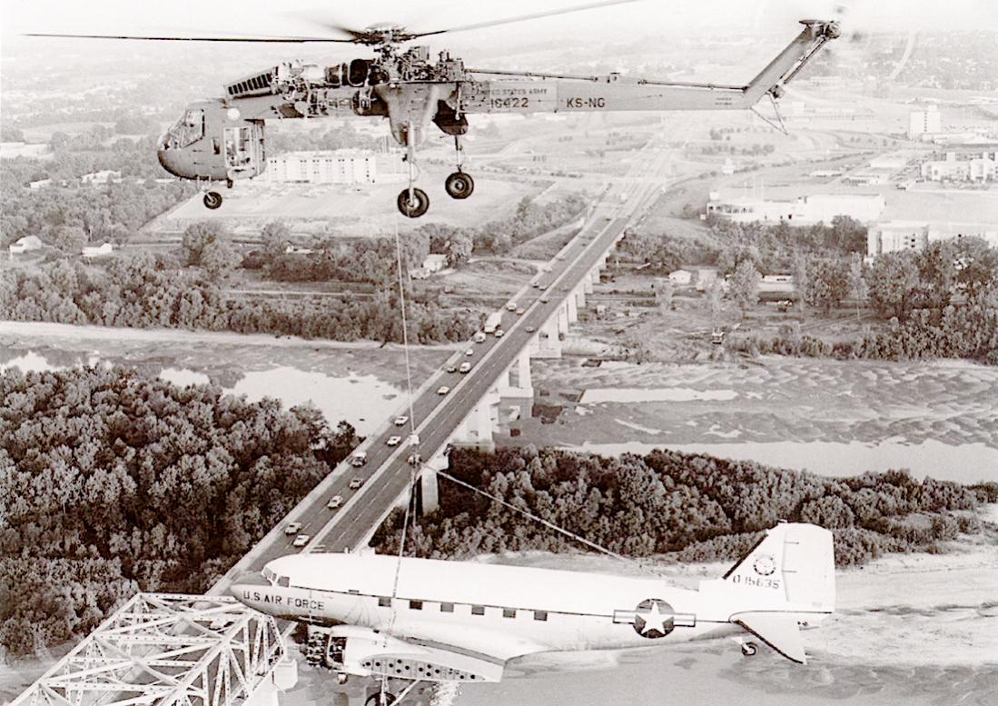 Naam: Foto 755. Sikorsky CH-54 Tarhe geeft C-47 een lift. 1100 breed.jpg
Bekeken: 856
Grootte: 170,6 KB
