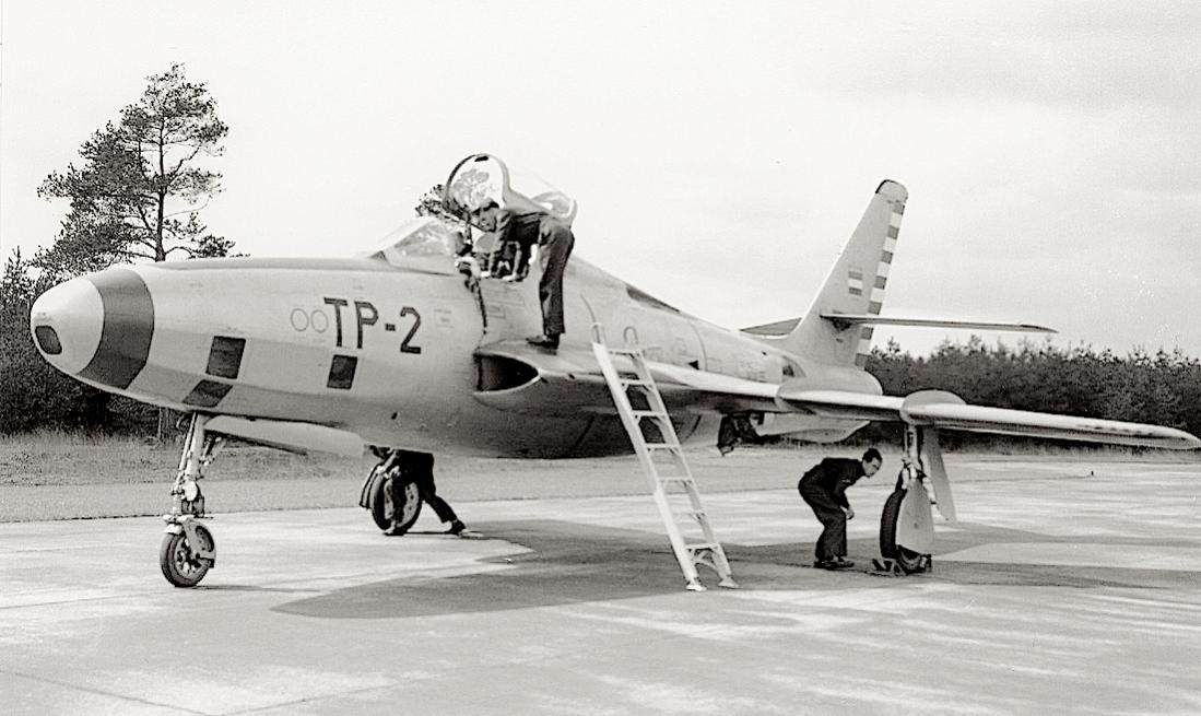 Naam: Foto 244. 'TP-2'. Republic RF-84F Thunderflash. 1100 breed.jpg
Bekeken: 954
Grootte: 94,6 KB