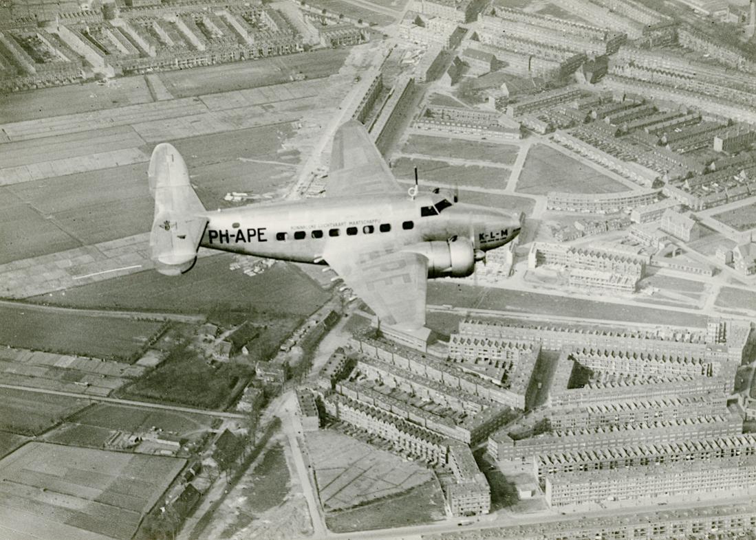 Naam: Foto 337. PH-APE 'Ekster'. Lockheed 14 Super Electra boven Rotterdam. 1100 breed.jpg
Bekeken: 1188
Grootte: 158,1 KB
