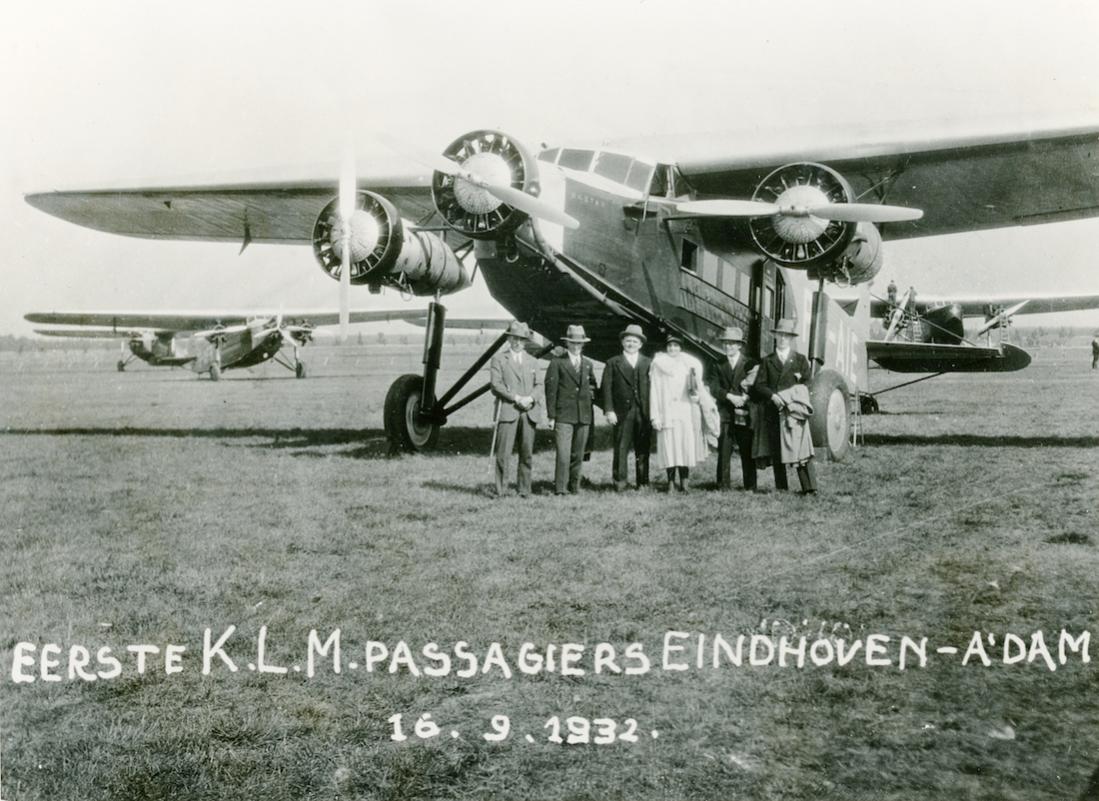 Naam: Foto 339. PH-AIE 'Ekster'. Fokker F.XII. Eerste KLM-passagiers EindhovenAmsterdam 16.9.1932. 11.jpg
Bekeken: 1079
Grootte: 134,7 KB
