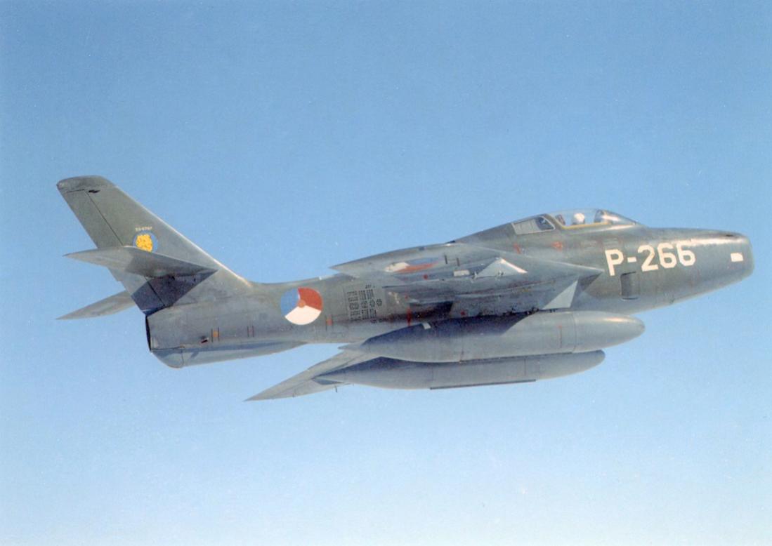 Naam: Foto 247. 'P266'. Republic F-84F Thunderstreak. 1100 breed.jpg
Bekeken: 675
Grootte: 53,2 KB