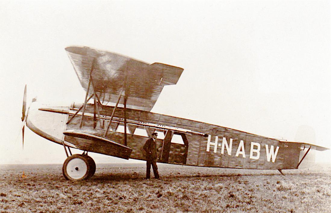 Naam: Foto 341. H-NABW. Fokker F.V. 1100 breed.jpg
Bekeken: 513
Grootte: 102,7 KB
