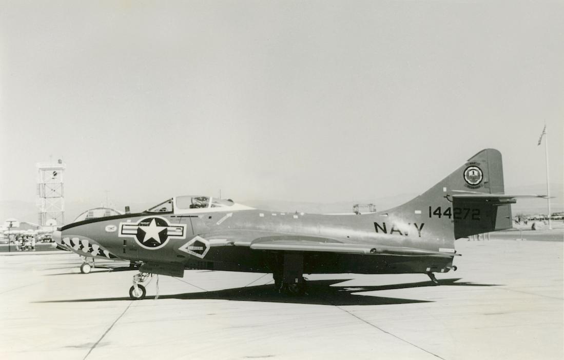 Naam: Foto 766. 144272. Grumman (Model G-99) F9F-8 (F-9J) Cougar. 1100 breed.jpg
Bekeken: 277
Grootte: 49,5 KB