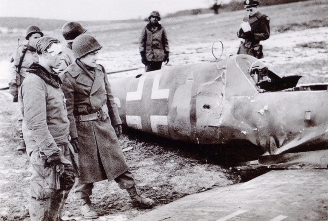 Naam: Foto 572. Bf 109 is neergekomen aan geallieerde zijde. De piloot staat nu als POW bij het wrak s.jpg
Bekeken: 583
Grootte: 128,1 KB