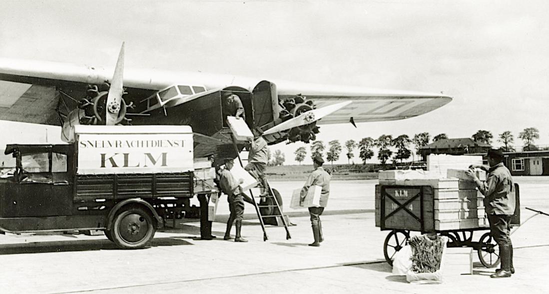 Naam: Foto 358. Vracht wordt geladen in Fokker F.VIII. 1100 breed.jpg
Bekeken: 578
Grootte: 92,3 KB