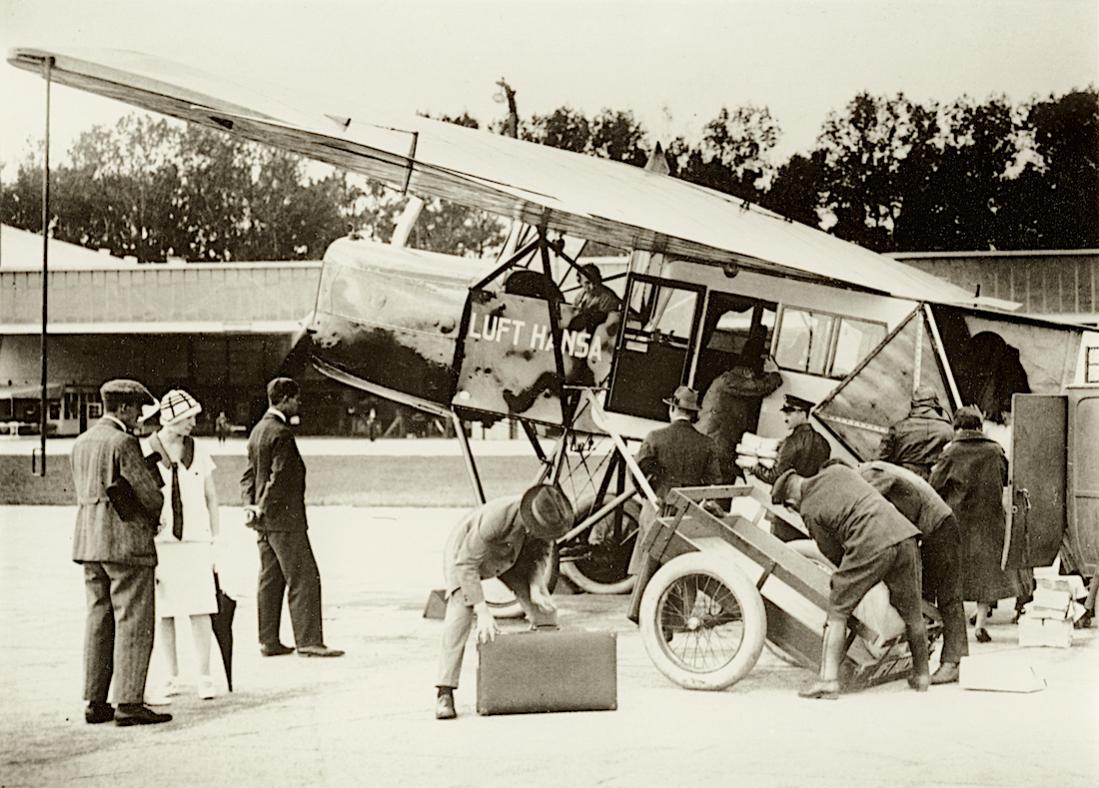 Naam: Foto 490. 06.04.1926, DLH start 'Linienflugverkehr' met FG F.II (verm. D-724). 1100 breed.jpg
Bekeken: 1046
Grootte: 139,7 KB