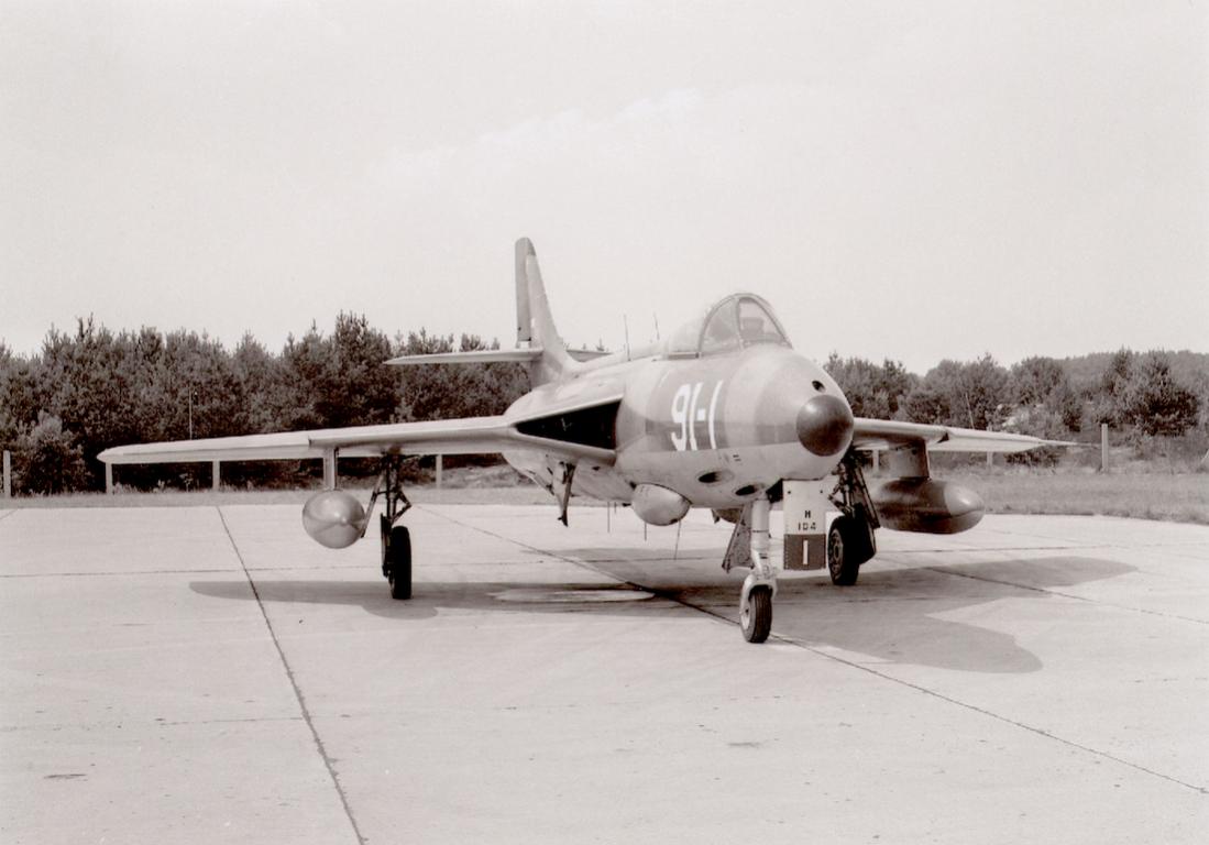 Naam: Foto 270. Hunter van 326 Squadron. In 1960 verdween de squadron-code en werd vervangen door een .jpg
Bekeken: 717
Grootte: 70,5 KB