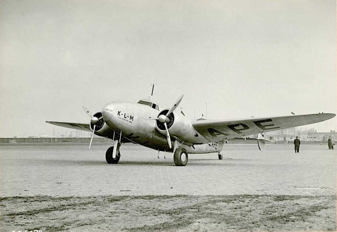 Naam: Foto 372. PH-APE 'Ekster'. Lockheed-14 Super Electra. 1100 breed.jpg
Bekeken: 609
Grootte: 90,7 KB