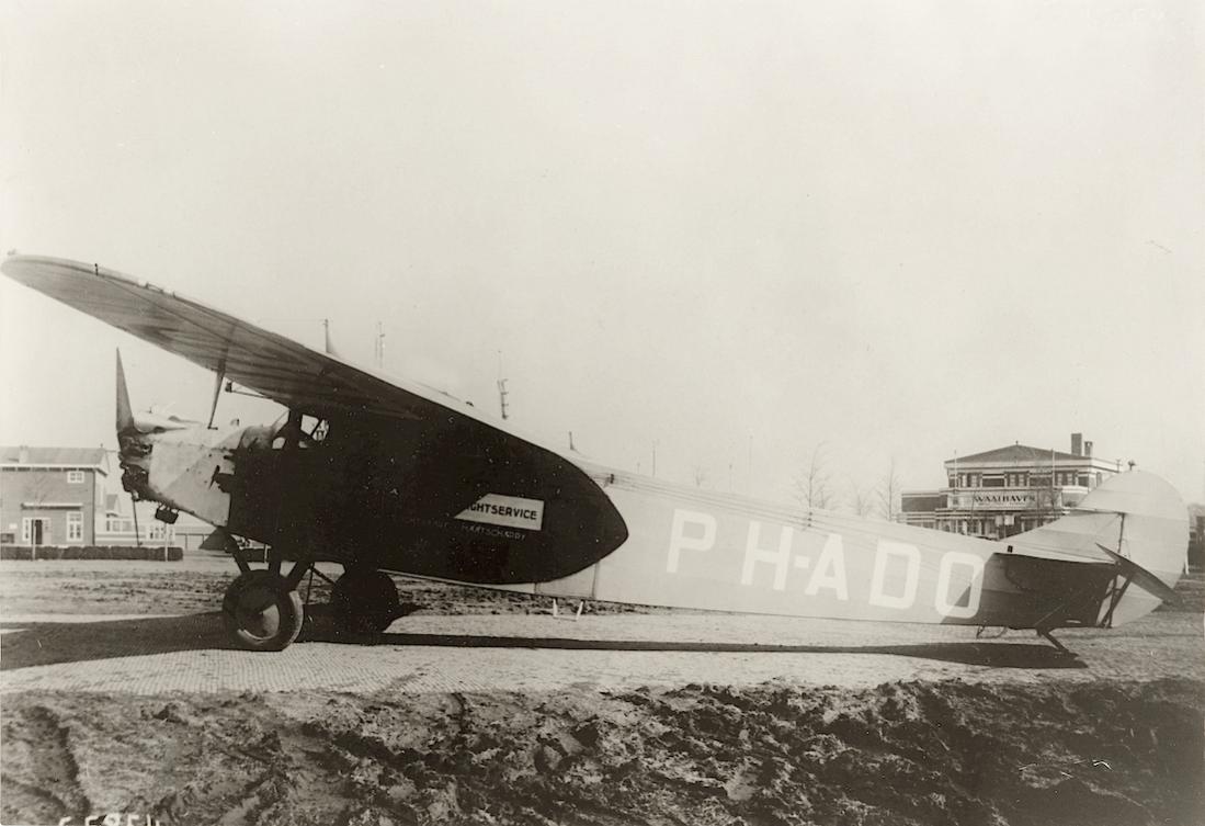 Naam: Foto 378. PH-ADO (eerder H-NADO). Fokker F.VIIa voor Freightservice op Waalhaven. 1100 breed.jpg
Bekeken: 426
Grootte: 82,9 KB