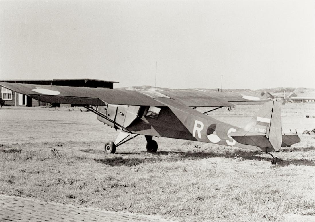 Naam: Foto 284. R-9 (Engl. regi. NJ961), c:n 581. Taylorcraft Auster Mk.III. Dutch no.6 Sq 'L', sept. .jpg
Bekeken: 294
Grootte: 116,0 KB