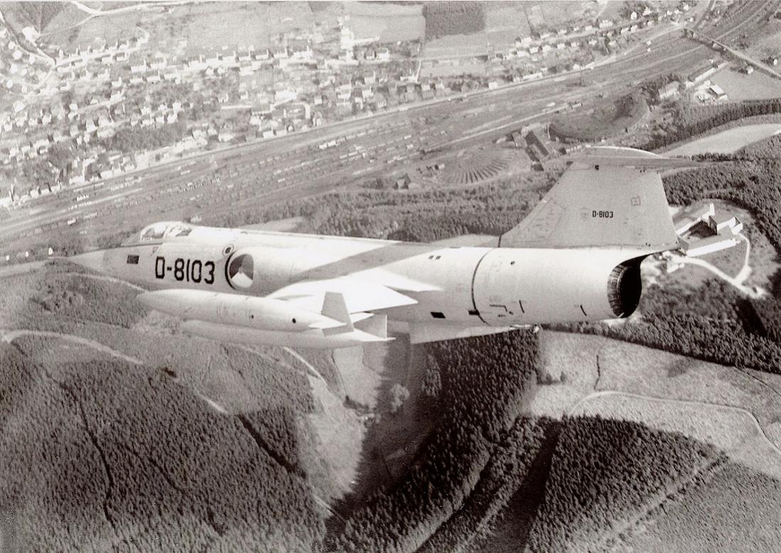 Naam: Foto 286. D-8103. Lockheed F-104G Starfighter. 1100 breed.jpg
Bekeken: 441
Grootte: 169,7 KB