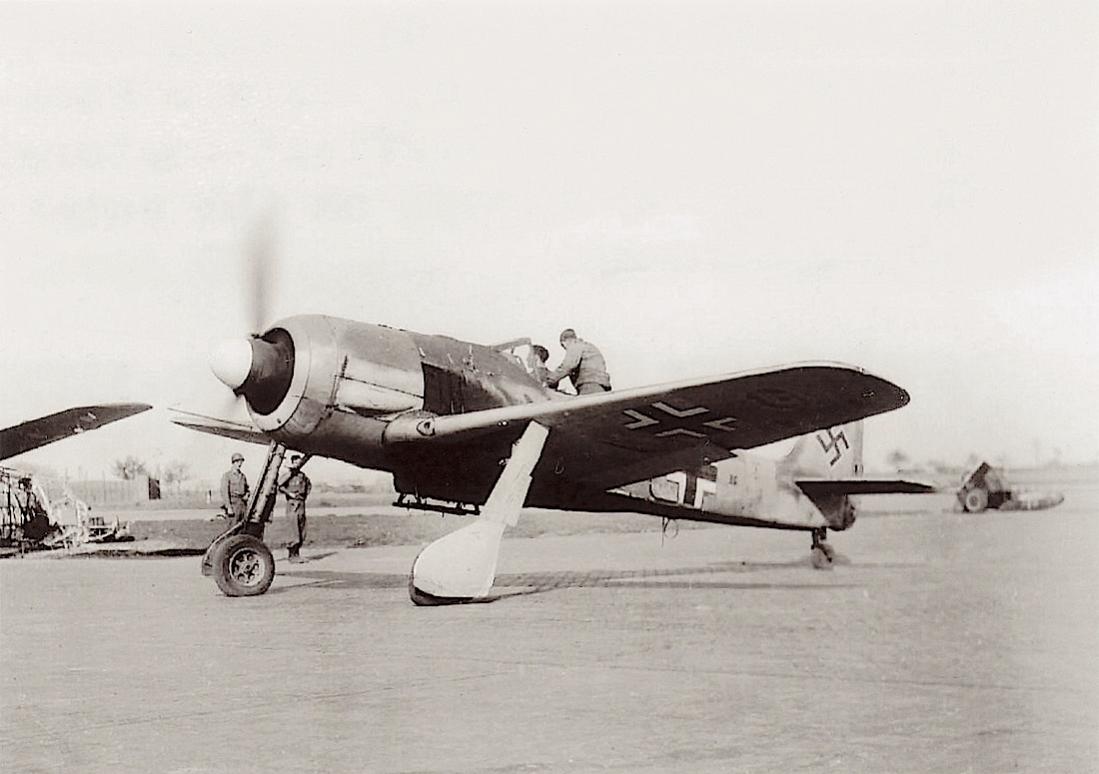 Naam: Foto 597. Fw 190. Amerikaanse militairen testen de motor van hun Beute. 1100 breed.jpg
Bekeken: 631
Grootte: 72,9 KB