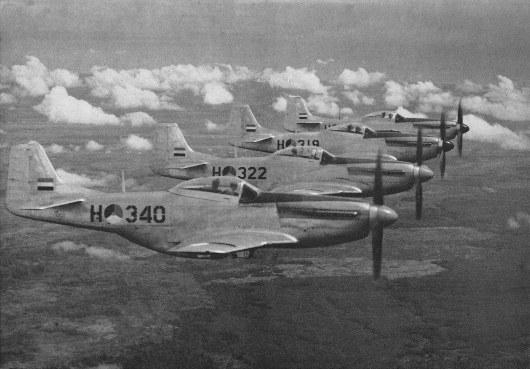 Naam: Mustangs, waarschijnlijk van 122sqn demoteam (uit Cockpit eind jaren 60).jpg
Bekeken: 352
Grootte: 280,1 KB