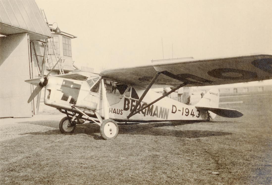 Naam: Foto 510. D-1943. de Havilland Puss-Moth. 1100 breed.jpg
Bekeken: 461
Grootte: 121,7 KB