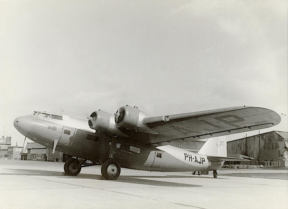 Naam: Foto 395. PH-AJP 'Papegaai'. Fokker F.XXII. 1100 breed.jpg
Bekeken: 327
Grootte: 76,7 KB