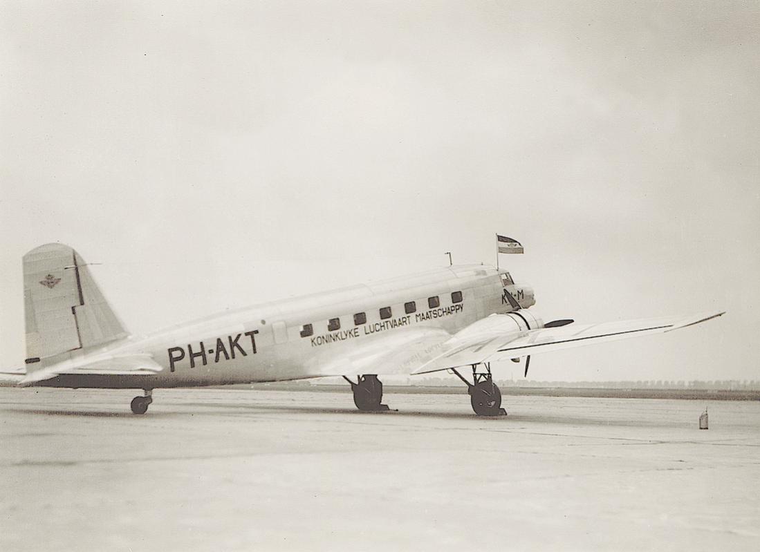 Naam: Foto 396. PH-AKT 'Toekan'. Douglas DC-2. 1100 breed.jpg
Bekeken: 301
Grootte: 59,5 KB