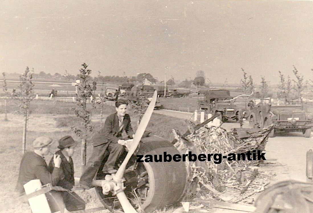 Naam: D-XXI. Foto Wehrmacht Vormarsch Holland Flugzeug crash vor Amsterdam 9. Pz.Div. 1940 kopie.jpg
Bekeken: 225
Grootte: 132,7 KB