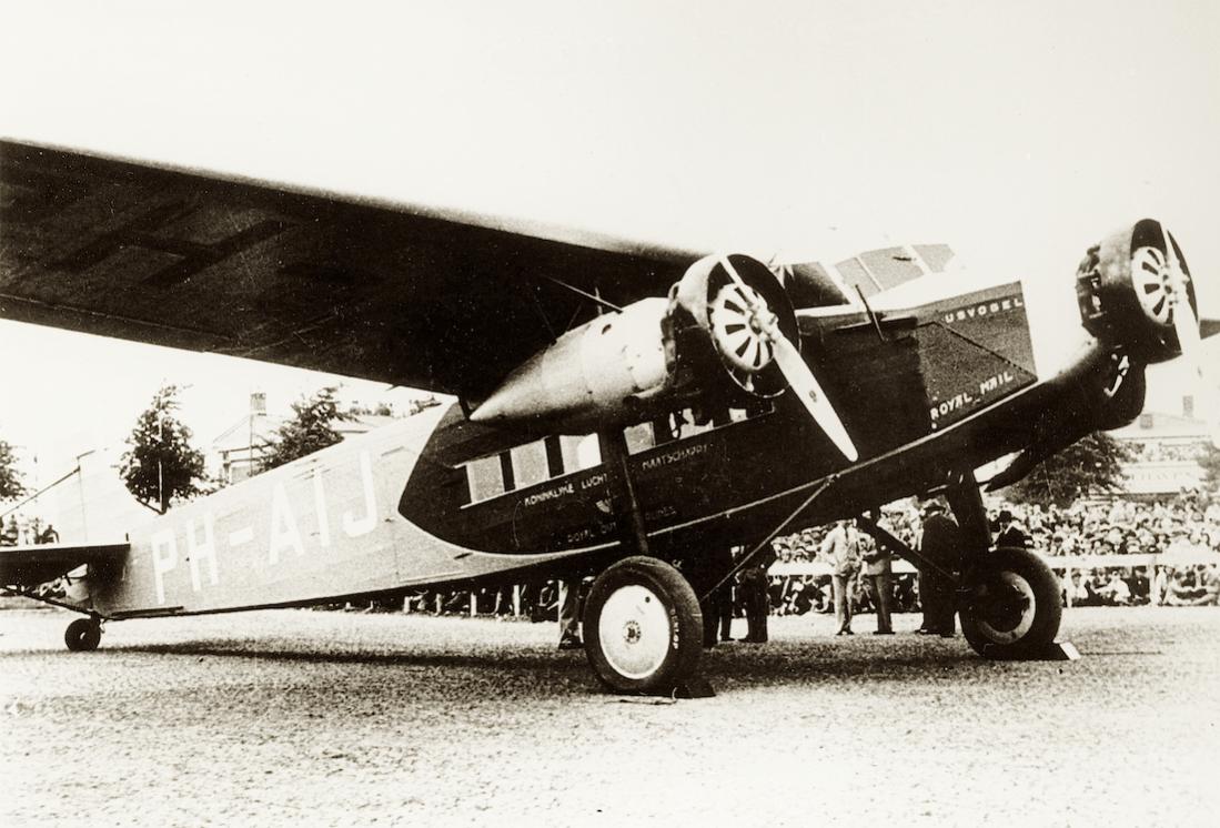 Naam: Foto 397. PH-AIJ 'IJsvogel'. Fokker F.XII. 1100 breed.jpg
Bekeken: 310
Grootte: 112,8 KB