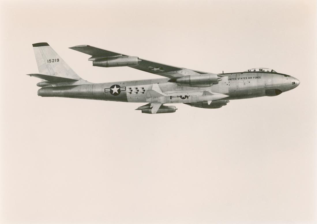 Naam: Foto 847. 51-5219 (MSN 450504). Boeing DB-47E Stratojet met GAM-63 Rascal. 1100 breed.jpg
Bekeken: 160
Grootte: 35,1 KB
