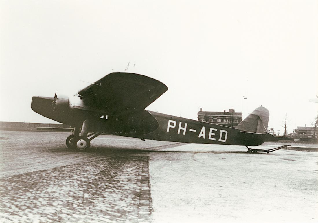 Naam: Foto 400. PH-AED. Fokker F-VIII op Waalhaven. 1100 breed.jpg
Bekeken: 492
Grootte: 81,1 KB