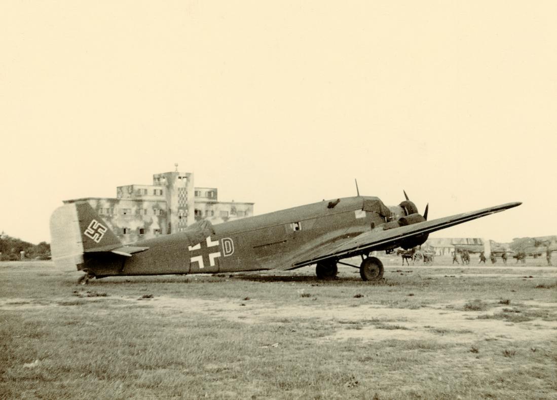 Naam: Foto 620. ??+DU. Junkers Ju 52 vliegend voor 15.PD DAK (15. Panzer Division Afrika Korps) Junker.jpg
Bekeken: 374
Grootte: 85,0 KB