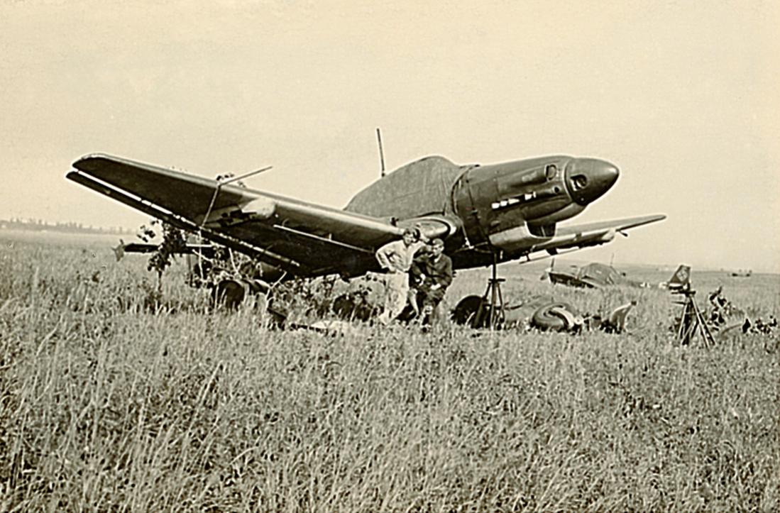 Naam: Foto 624. Ergens in Rusland wordt bij een opgebokte Ju 87D gewerkt aan het landingsgestel. 1100 .jpg
Bekeken: 484
Grootte: 134,1 KB