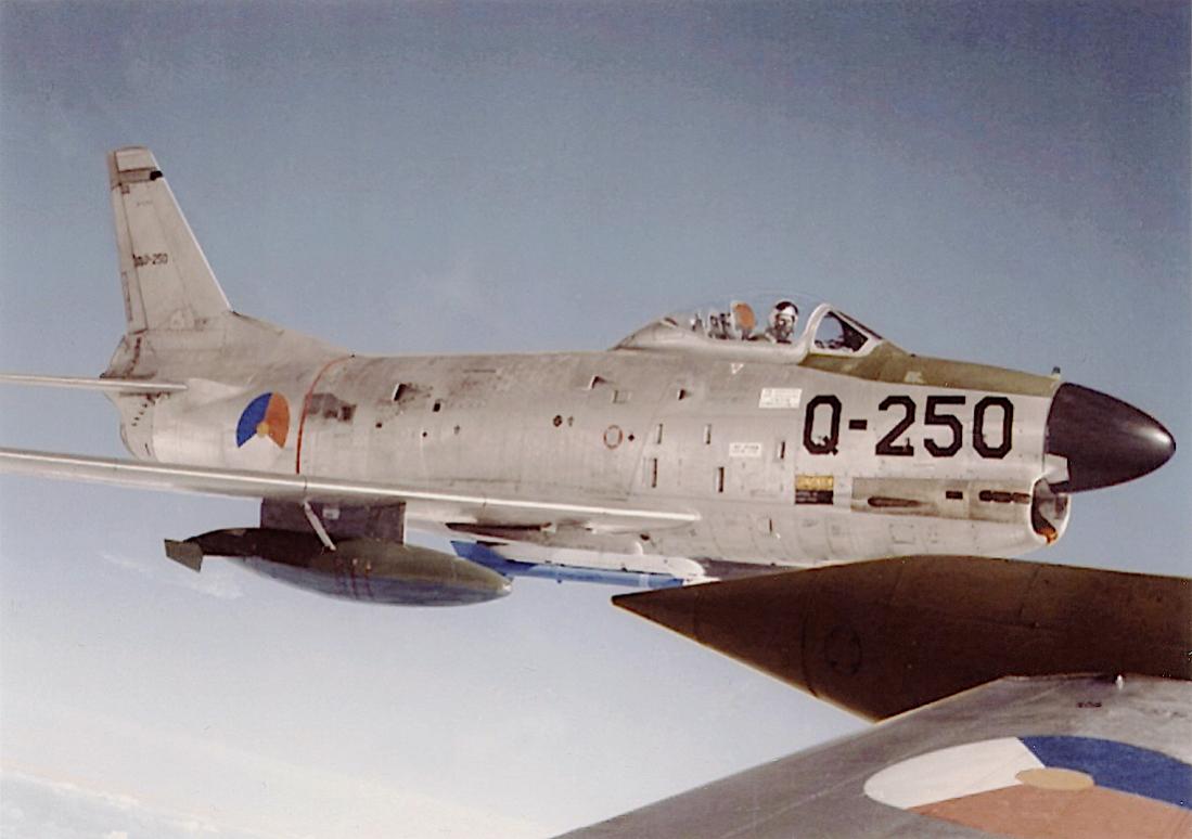 Naam: Foto 322. Q-250. North American F-86K Sabre. 1100 breed.jpg
Bekeken: 215
Grootte: 70,7 KB