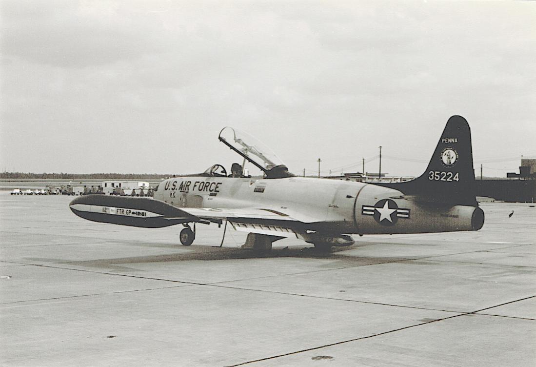 Naam: Foto 873. Lockheed T-33A. '53-5224'. 1100 breed.jpg
Bekeken: 237
Grootte: 80,5 KB