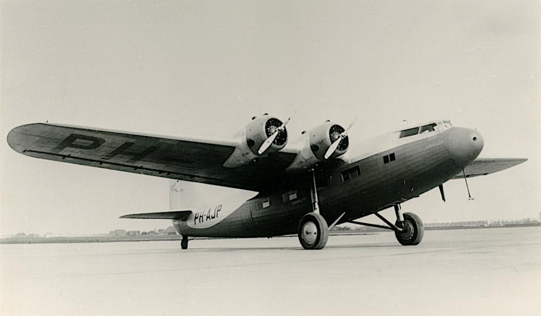 Naam: Foto 424. PH-AJP 'Papegaai'. Fokker F-XXII. 1100 breed.jpg
Bekeken: 235
Grootte: 58,5 KB