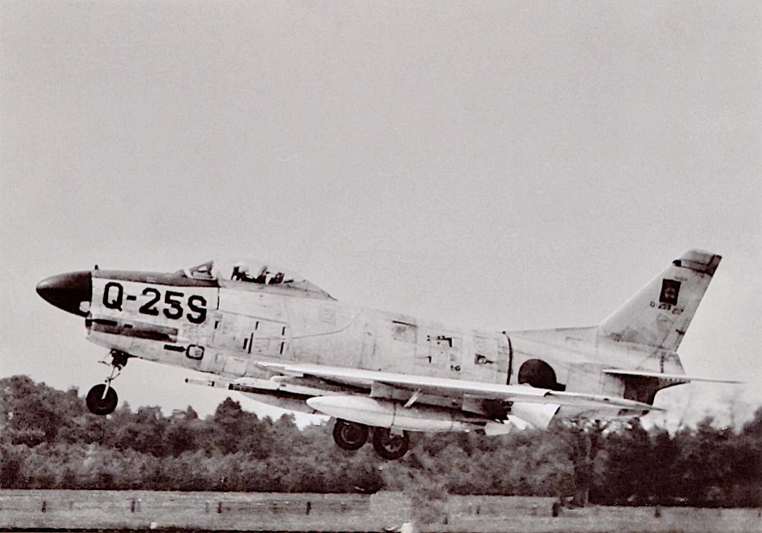 Naam: Foto 336. Q-259. North American F-86K Sabre. 1100 breed.jpg
Bekeken: 237
Grootte: 96,6 KB