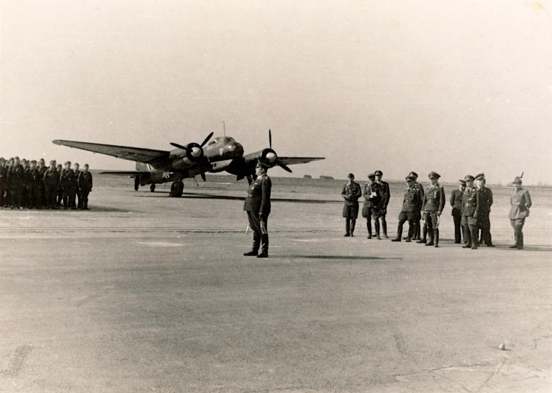 Naam: Foto 641. Ju-88 en Generalfeldmarschall Hugo Sperrle. 1100 breed.jpg
Bekeken: 331
Grootte: 89,1 KB