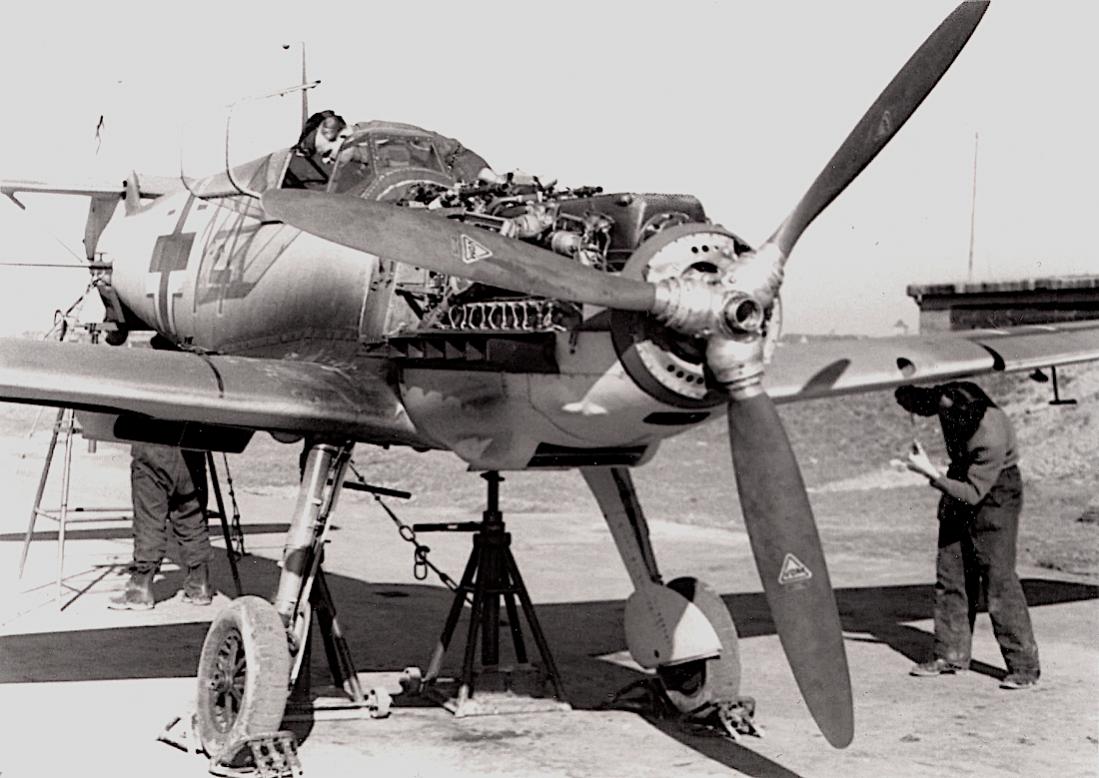 Naam: Foto 649. Messerschmitt Bf-109 in onderhoud. 1100 breed.jpg
Bekeken: 130
Grootte: 107,5 KB