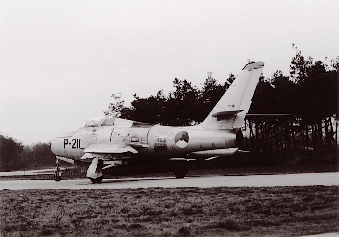 Naam: Foto 355. P-211. Republic F-84F Thunderstreak. 1100 breed.jpg
Bekeken: 290
Grootte: 97,5 KB