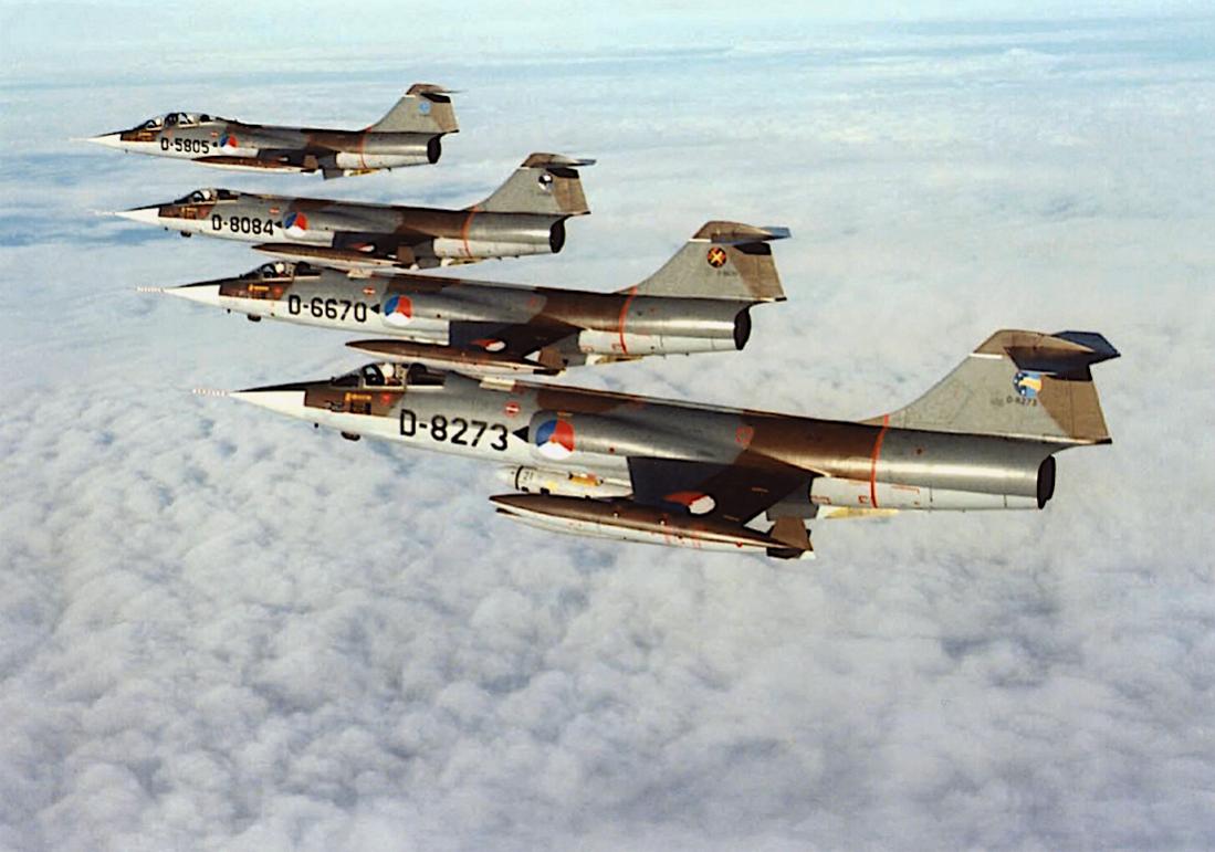Naam: Foto 363. 3x F-104G en 1x TF-104G. 1100 breed.jpg
Bekeken: 131
Grootte: 88,0 KB